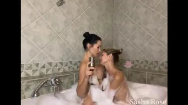 Dvě kočky mají orgasmus ve vaně