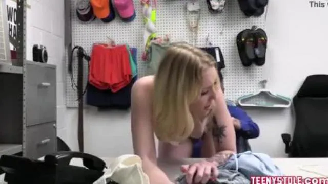 Hubená blondýnka Teen Shoplifter Fucked Hard In Ass důstojníkem