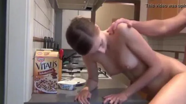 Německá teenagerka šuká v kuchyni se svým spolubydlícím