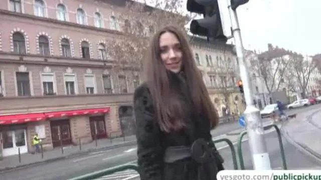 Ruská brunetka Milf vydělává rychlé peníze tím, že bliká její kalhotky na cizince