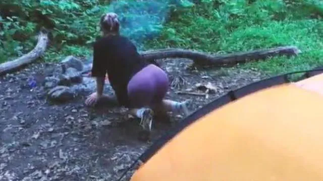 Εφηβικό σεξ στο δάσος, σε μια σκηνή