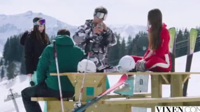 Το κουνελάκι του σκι Sonya κάνει παθιασμένο σεξ στις Άλπεις