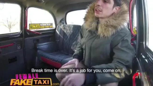 Ντροπαλός απατεώνας φίλος γαμάει ξανθιά οδηγό ταξί στο πίσω κάθισμα