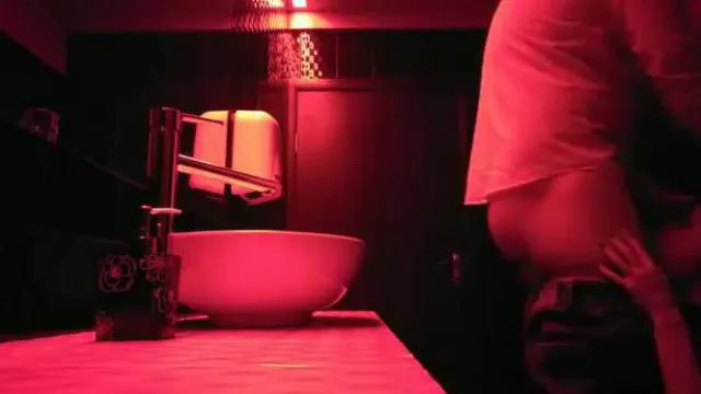Film porno w męskiej toalecie w klubie