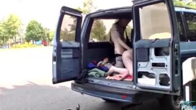 Dziwka łapie klienta na postoju przy autostradzie i daje mu swoją cipkę w furgonetce