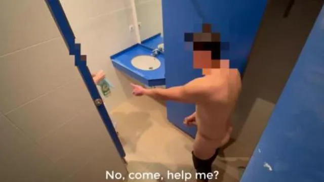 Ξαφνιάζω την καθαρίστρια του γυμναστηρίου που όταν έρχεται να καθαρίσει την τουαλέτα