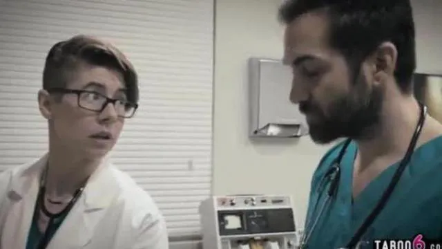 Dospívající pacientka v nemocnici v prdeli se svým špinavým lékařem