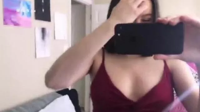Selfie καθρέφτης Στριπτίζ κόκκινο φόρεμα μαύρη δαντέλα στρινγκ κιλότα πειράζοντας