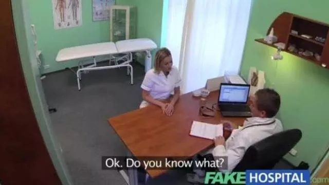 Άτακτη ξανθιά νοσοκόμα παίρνει την πλήρη προσοχή των γιατρών