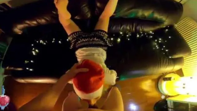 Blondie σε Santa καπέλο ρουφάει πούτσο